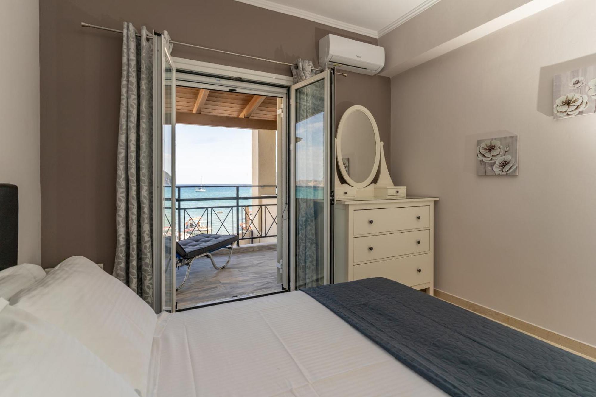 George Beachfront Apartments Lithakia  Room photo
