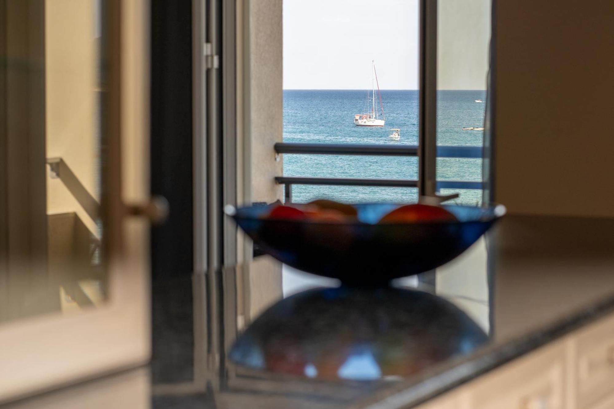 George Beachfront Apartments Lithakia  Room photo